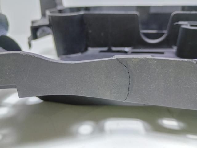 bontott RENAULT LAGUNA III Akkumulátor Tartó