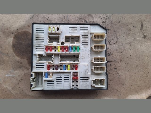 bontott RENAULT LAGUNA III Biztosítéktábla Utastér