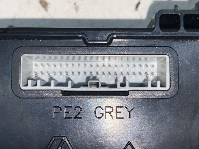 bontott RENAULT LAGUNA III Biztosítéktábla Utastér