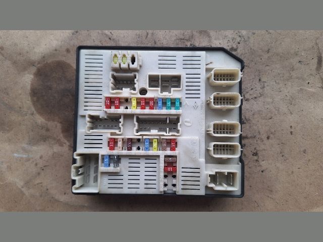 bontott RENAULT LAGUNA III Biztosítéktábla Utastér