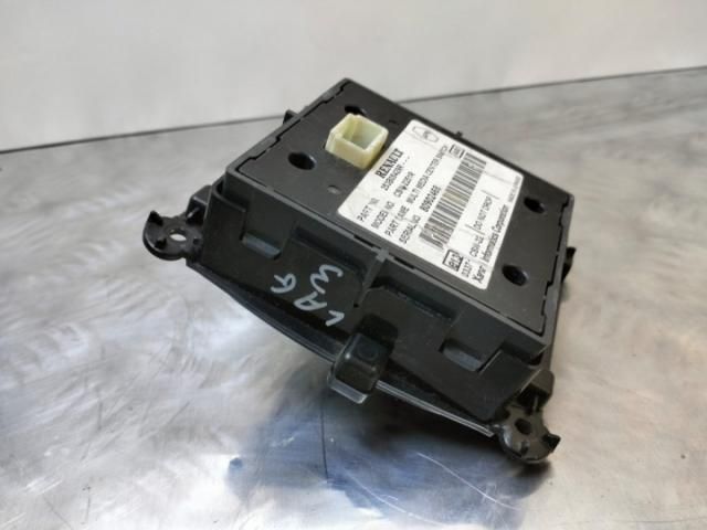 bontott RENAULT LAGUNA III Multimédia Vezérlő