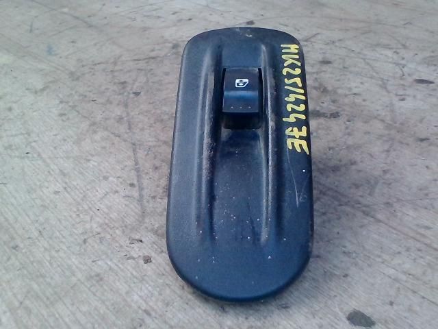 bontott RENAULT MASTER Jobb első Ablakemelő Kapcsoló