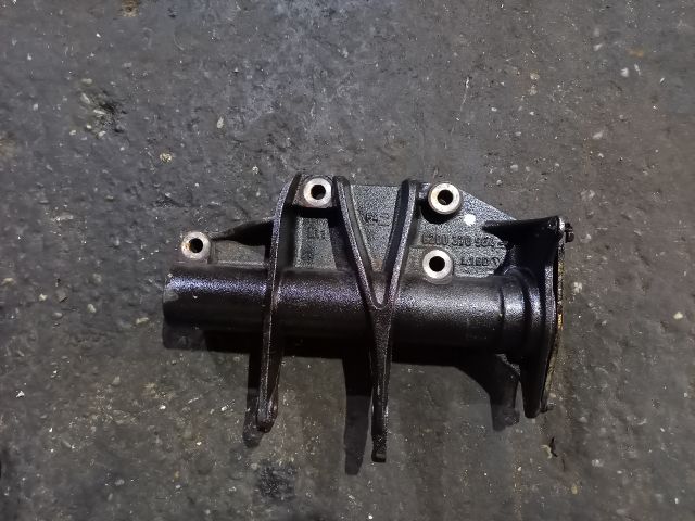 bontott RENAULT MASTER Jobb első Féltengely Tartó