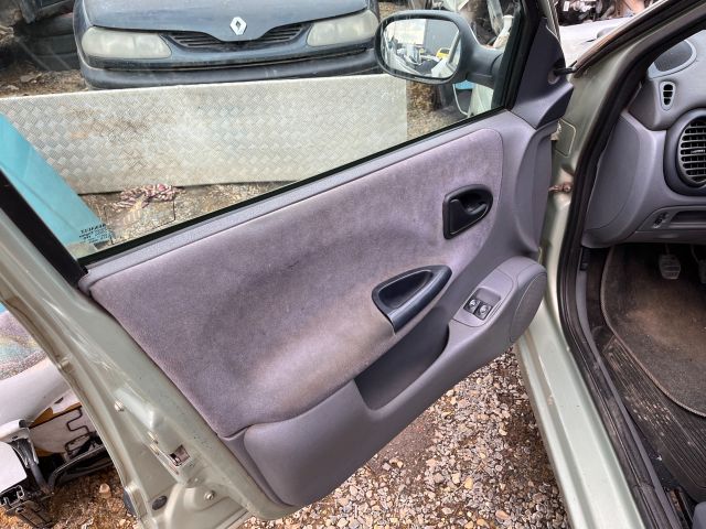 bontott RENAULT MEGANE I Biztosítéktábla Utastér