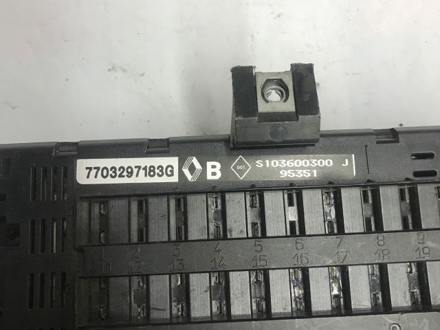 bontott RENAULT MEGANE I Biztosítéktábla Utastér