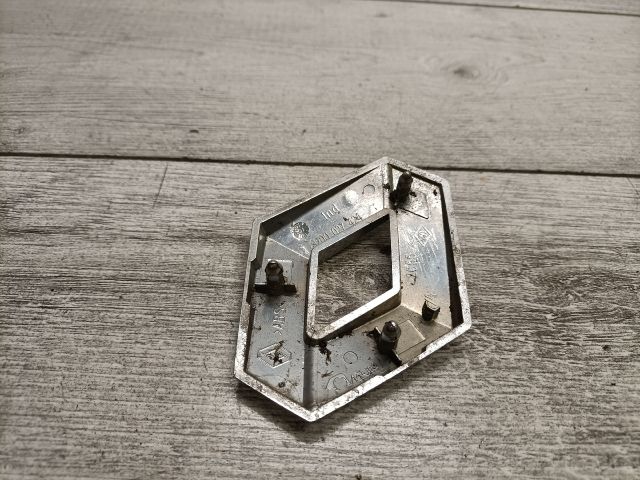 bontott RENAULT MEGANE I Első Embléma