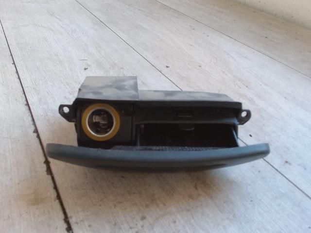 bontott RENAULT MEGANE I Első Hamutartó