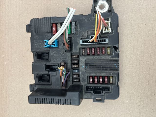 bontott RENAULT MEGANE II Biztosítéktábla Motortér