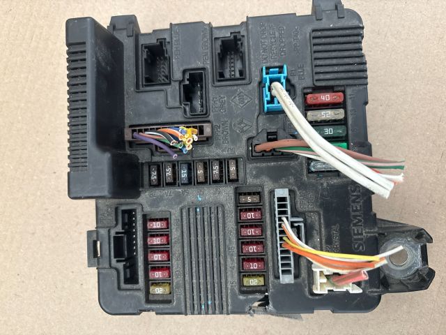 bontott RENAULT MEGANE II Biztosítéktábla Motortér