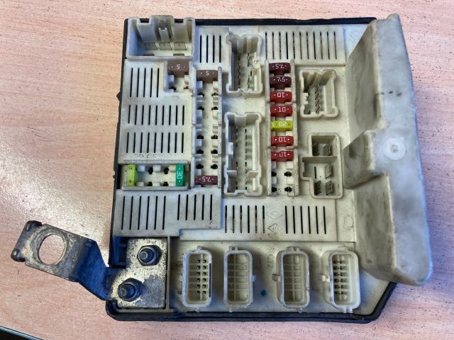 bontott RENAULT MEGANE II Biztosítéktábla Motortér