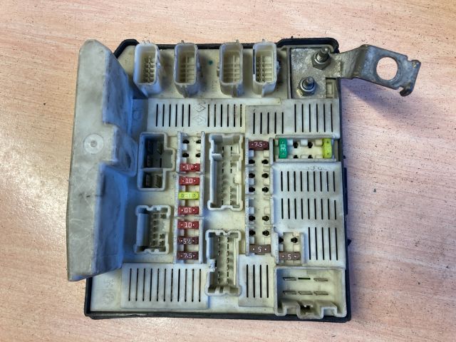 bontott RENAULT MEGANE II Biztosítéktábla Motortér