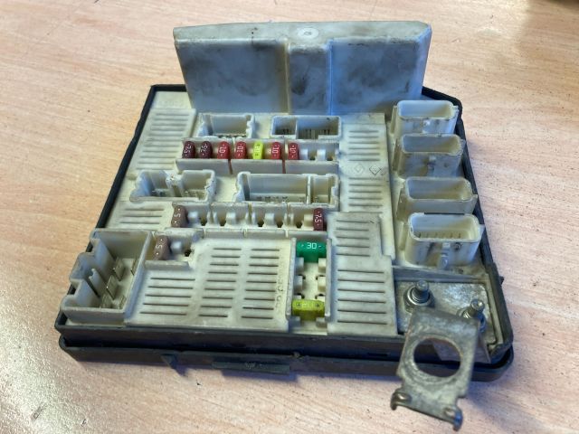 bontott RENAULT MEGANE II Biztosítéktábla Motortér