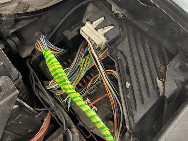 bontott RENAULT MEGANE II Biztosítéktábla Motortér