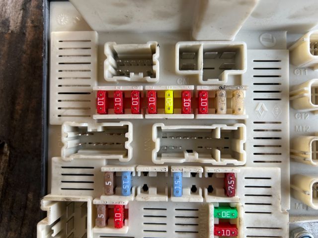 bontott RENAULT MEGANE II Biztosítéktábla Motortér