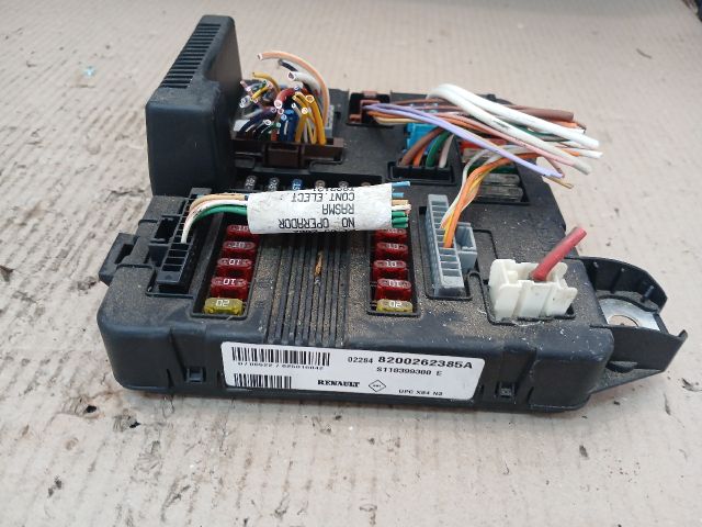 bontott RENAULT MEGANE II Biztosítéktábla Motortér