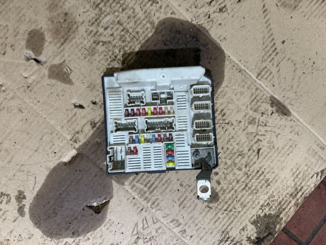 bontott RENAULT MEGANE II Biztosítéktábla Motortér