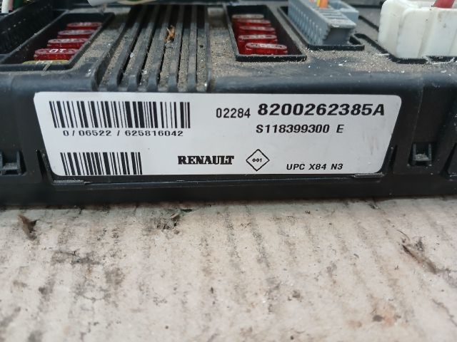 bontott RENAULT MEGANE II Biztosítéktábla Motortér