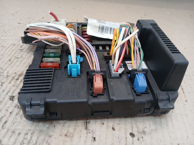 bontott RENAULT MEGANE II Biztosítéktábla Motortér