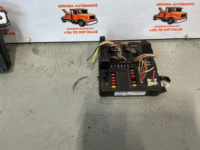 bontott RENAULT MEGANE II Biztosítéktábla Motortér