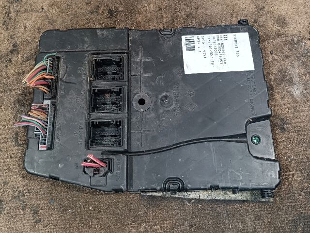 bontott RENAULT MEGANE II Biztosítéktábla Motortér