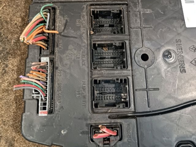 bontott RENAULT MEGANE II Biztosítéktábla Motortér