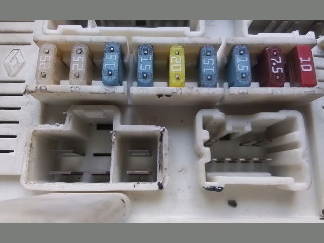 bontott RENAULT MEGANE II Biztosítéktábla Motortér