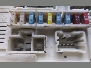 bontott RENAULT MEGANE II Biztosítéktábla Motortér