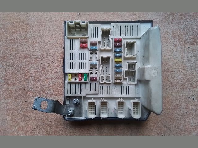 bontott RENAULT MEGANE II Biztosítéktábla Motortér