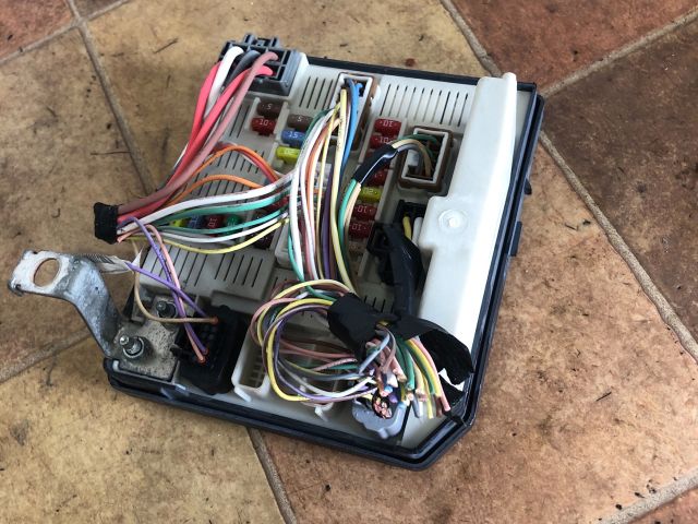 bontott RENAULT MEGANE II Biztosítéktábla Motortér