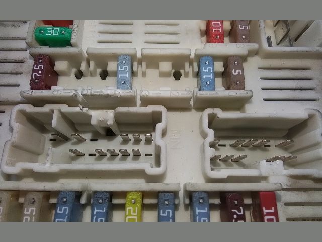 bontott RENAULT MEGANE II Biztosítéktábla Motortér