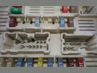 bontott RENAULT MEGANE II Biztosítéktábla Motortér