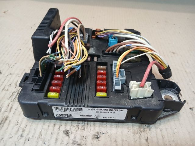 bontott RENAULT MEGANE II Biztosítéktábla Motortér