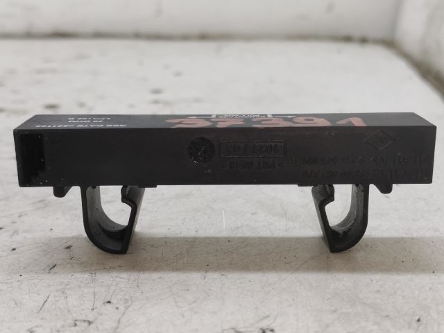 bontott RENAULT MEGANE II Antenna Erősítő