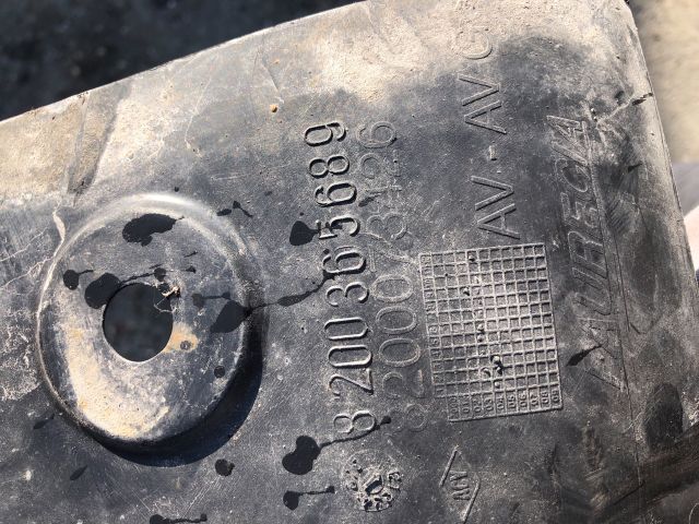 bontott RENAULT MEGANE II Bal első Első Dobbetét (Kerékjárati, Műanyag)