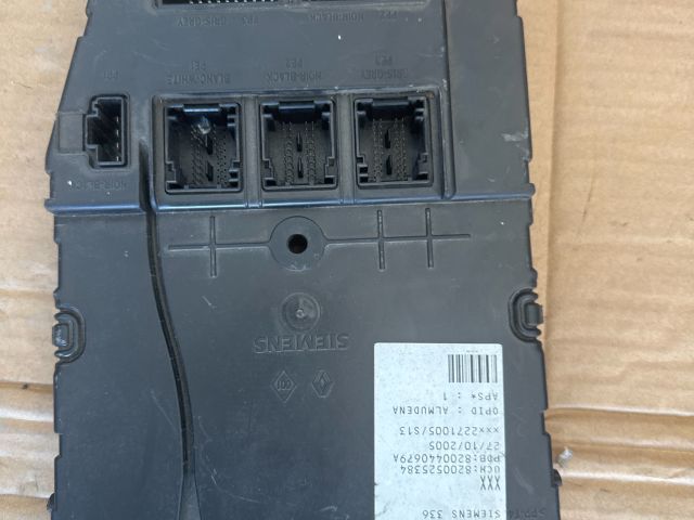 bontott RENAULT MEGANE II Biztosítéktábla Utastér