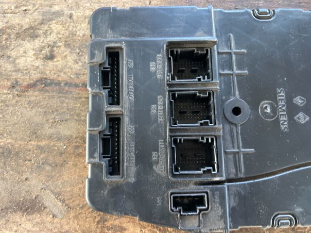 bontott RENAULT MEGANE II Biztosítéktábla Utastér