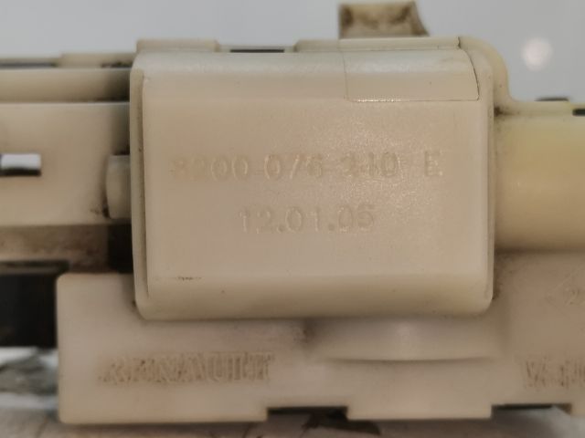 bontott RENAULT MEGANE II Csomagtérajtó Zárszerkezet