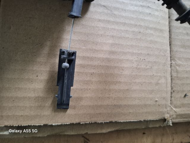 bontott RENAULT MEGANE II Motorháztető Nyitó Kar / Gomb