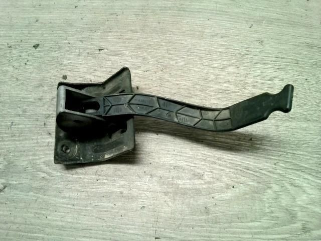 bontott RENAULT MEGANE II Motorháztető Nyitó Kar / Gomb