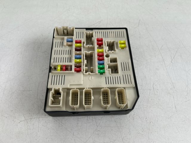 bontott RENAULT MEGANE III Biztosítéktábla Motortér