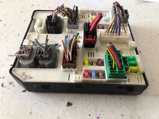 bontott RENAULT MEGANE III Biztosítéktábla Motortér