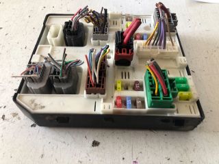 bontott RENAULT MEGANE III Biztosítéktábla Motortér