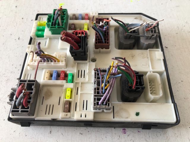 bontott RENAULT MEGANE III Biztosítéktábla Motortér