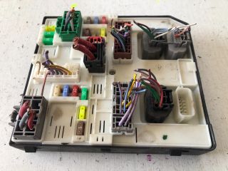 bontott RENAULT MEGANE III Biztosítéktábla Motortér