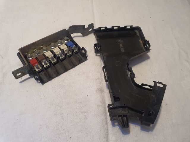 bontott RENAULT MEGANE III Biztosítéktábla Motortér