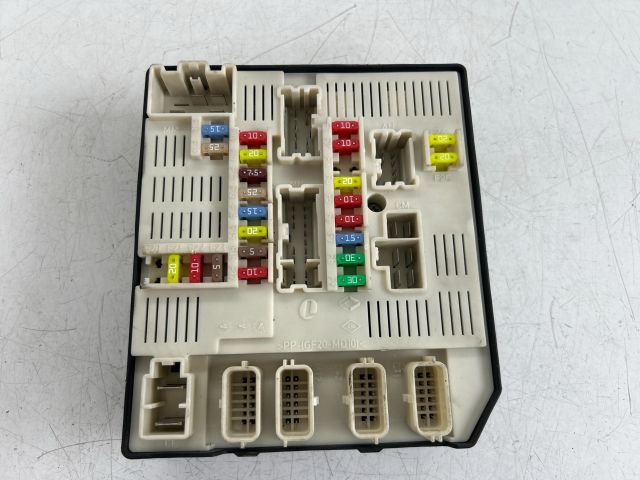 bontott RENAULT MEGANE III Biztosítéktábla Motortér