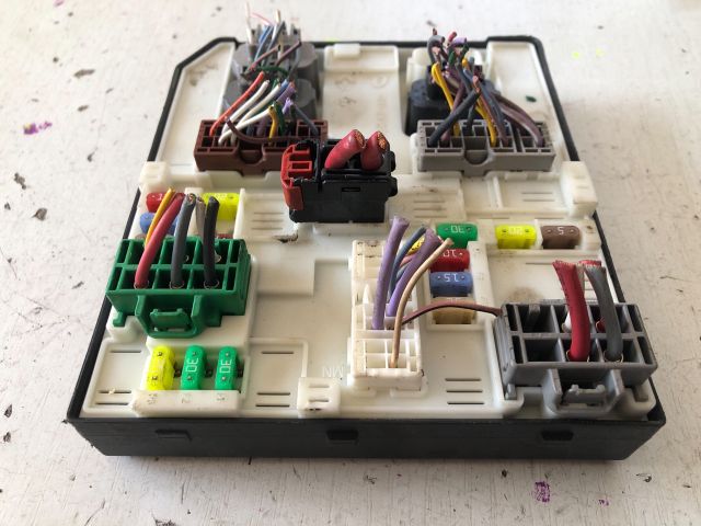bontott RENAULT MEGANE III Biztosítéktábla Motortér