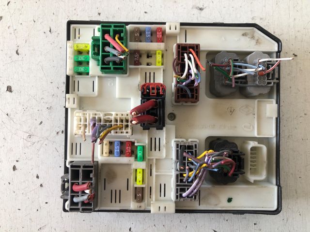 bontott RENAULT MEGANE III Biztosítéktábla Motortér