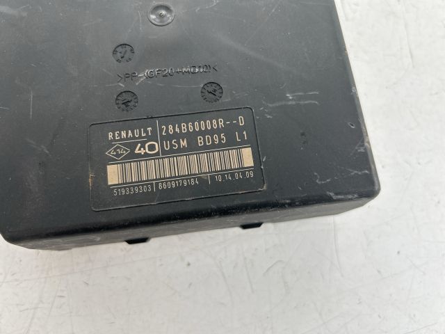 bontott RENAULT MEGANE III Biztosítéktábla Motortér