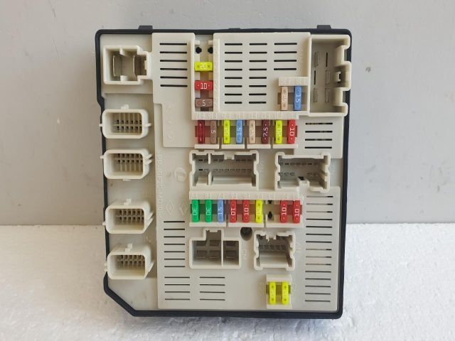 bontott RENAULT MEGANE III Biztosítéktábla Motortér